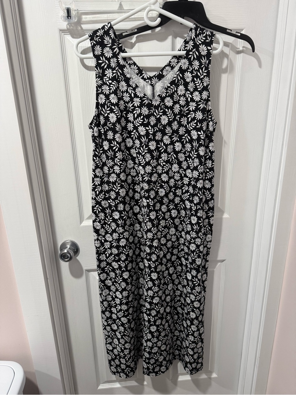 Cuddl Duds Black and White Floral V-Neck Maxi Dress with pockets